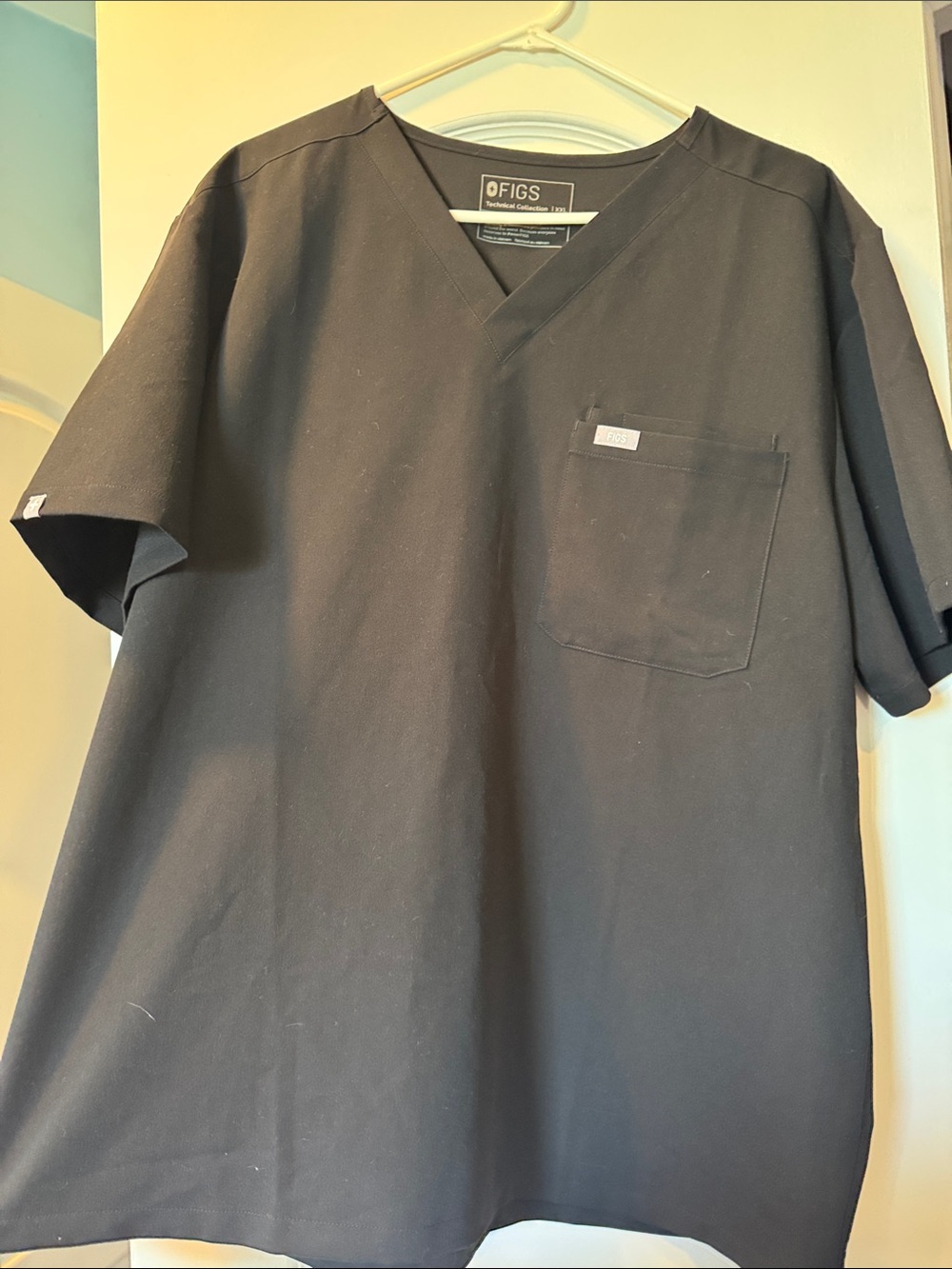 FIGS Men's Black V-Neck Pocket Scrub Top